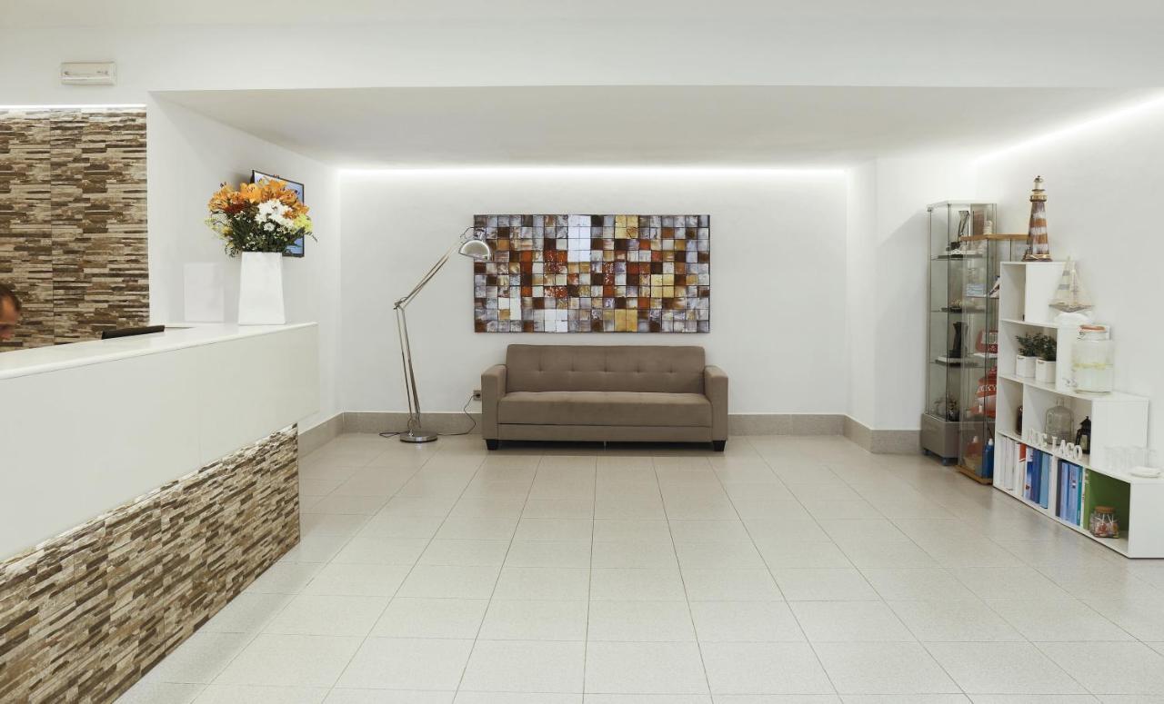 Aparthotel Flora Park Cala en Bosch Esterno foto