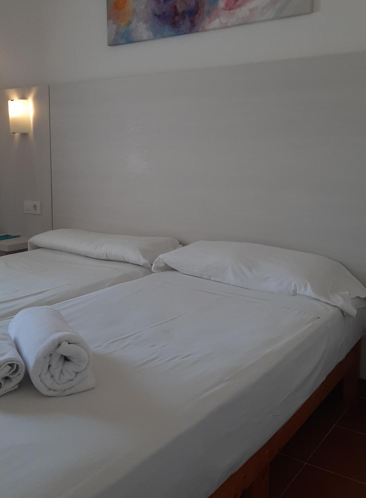Aparthotel Flora Park Cala en Bosch Esterno foto