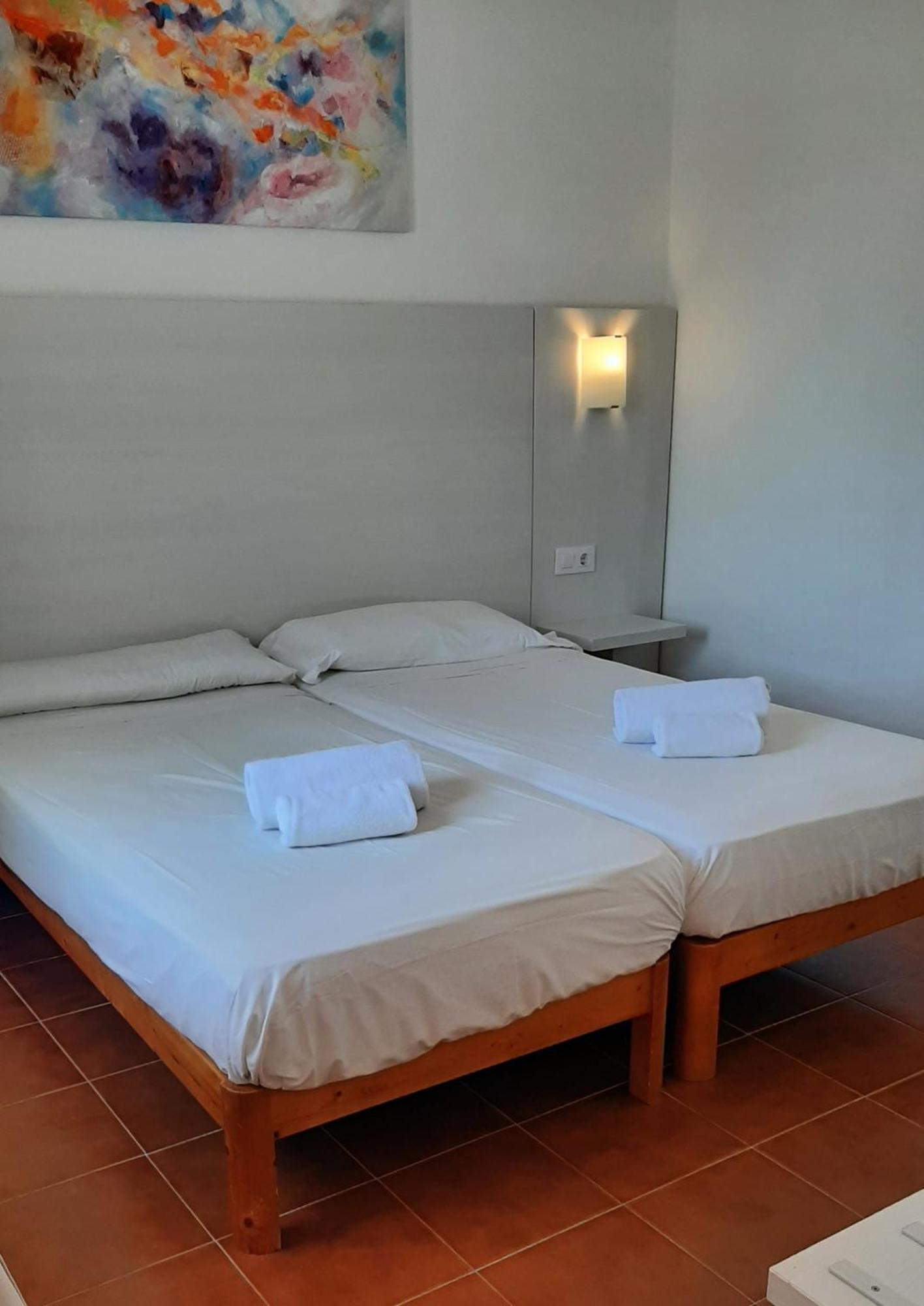 Aparthotel Flora Park Cala en Bosch Esterno foto